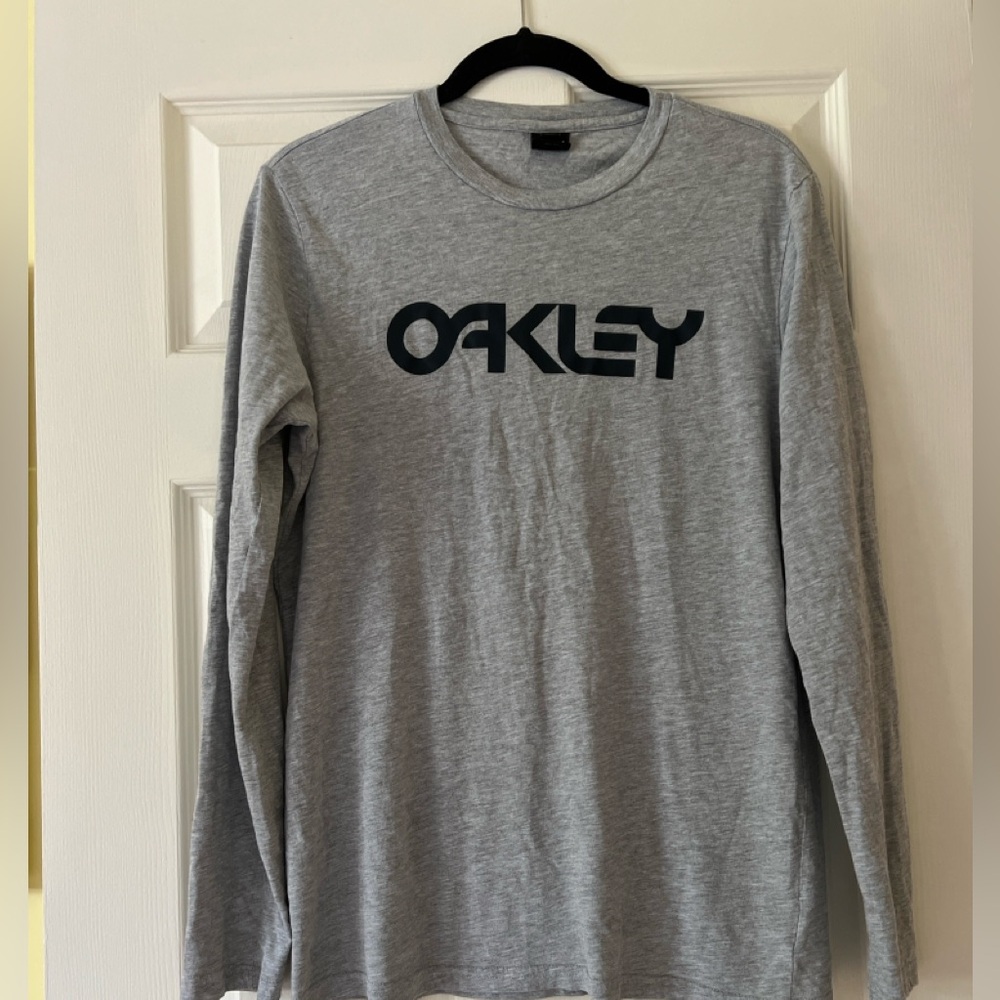 Long Sleeve Grey Oakley top